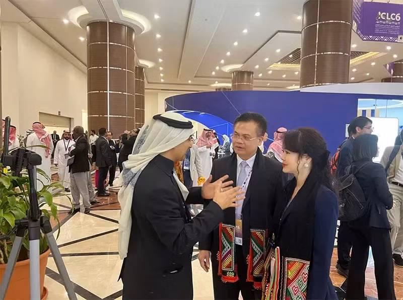 Les représentants de la ville de Sơn La discutent avec les autorités de la ville de Jubail. Photo : baoquocte.vn