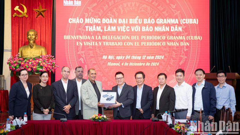  Le rédacteur en chef Lê Quôc Minh offre au journal Granma un dispositif de flycam pour soutenir les activités journalistiques. Photo : nhandan.vn
