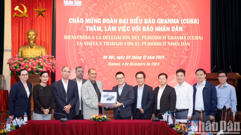  Le rédacteur en chef Lê Quôc Minh offre au journal Granma un dispositif de flycam pour soutenir les activités journalistiques. Photo : nhandan.vn