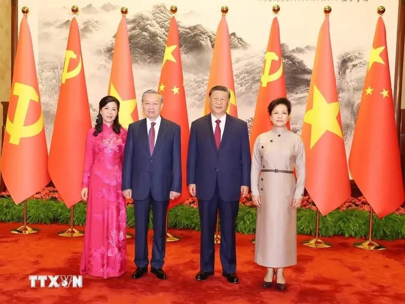 Le secrétaire général du Parti communiste chinois, président chinois Xi Jinping, son épouse et le secrétaire général du Parti communiste du Vietnam et président vietnamien To Lam (2 à gauche) et son épouse. Photo : VNA.
