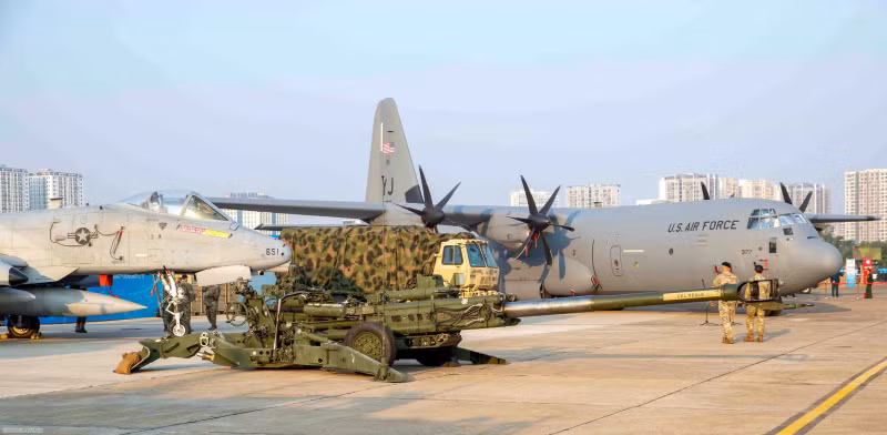 Les armes et les équipements militaires des forces armées des États-Unis au Salon internationale de la Défense du Vietnam 2024. Photo : baoquocte.vn