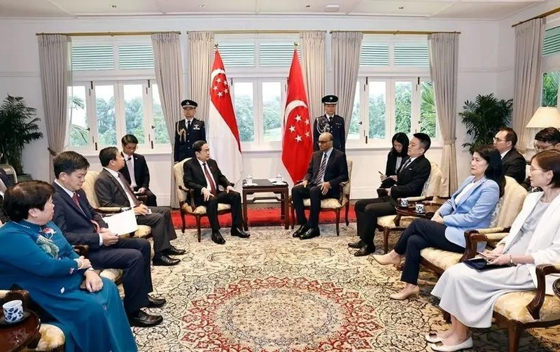 Le président de l'Assemblée nationale du Vietnam, Tran Thanh Man (gauche), rencontre le président singapourien, Tharman Shanmugaratnam. Photo : VNA.