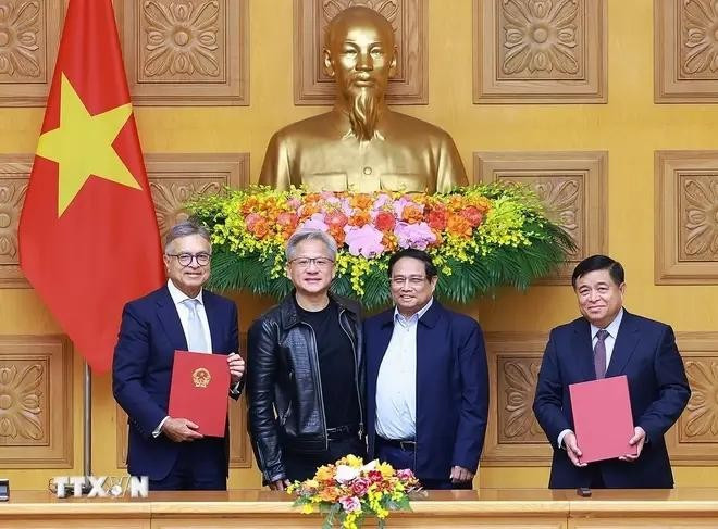 Le Premier ministre Pham Minh Chinh (2e de droite à gauche) et le président-directeur général de NVIDIA Jensen Huang (2e de gauche à droite) lors de la cérémonie de signature d'un accord de coopération entre le gouvernement vietnamien et le géant américain des puces électroniques sur la création d'un centre de recherche et développement en intelligence artificielle (IA) et d'un centre de données IA au Vietnam. Phot : VNA.