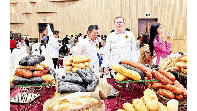 Le « banh mi » est non seulement un plat introduit au Vietnam il y a plus de 100 ans, mais actuellement un plat familier pour tous les Vietnamiens ; et, en même temps, est devenu une « marque » de la cuisine vietnamienne reconnue et appréciée dans le monde. Photo: NDEL