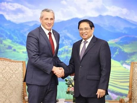 Le Premier ministre Pham Minh Chinh (à droite) serrant la main de l’ambassadeur de Biélorussie au Vietnam Uladzimir Baravikou, à Hanoi, le 11 octobre. Photo : VNA.