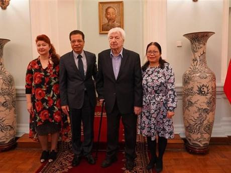 De gauche à droite: Tatiana Gorchakova, fille du Docteur associé Evgheni Kobelev, l'ambassadeur vietnamien Dang Minh Khoi et le Docteur associé Evgheni Kobelev. Photo: VNA