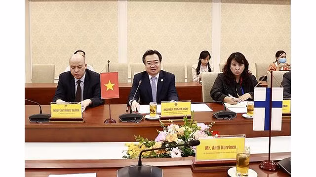Le ministre de la Construction Nguyên Thanh Nghi travaille avec le ministre finlandais de l'Agriculture et des Forêts Antti Kurvinen. Photo : Ministère de la Construction.