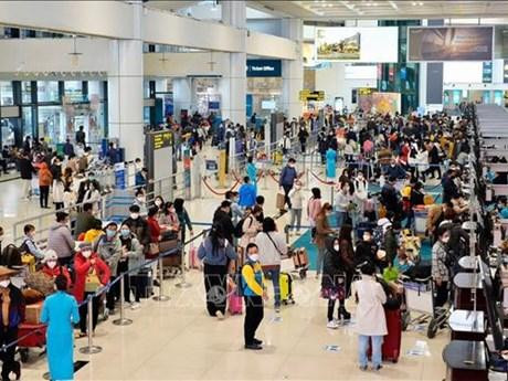 Les passagers à l'aéroport international de Nôi Bai, à Hanoi. Photo : VNA.