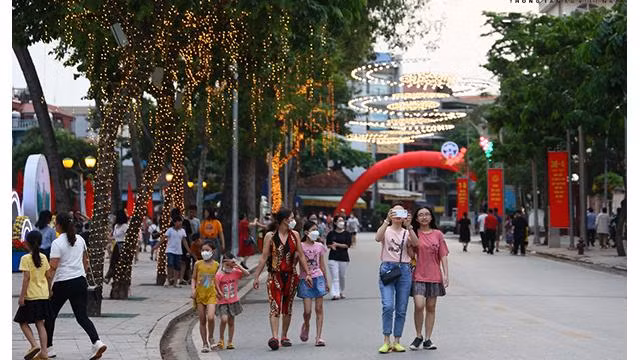 Les gens dans la rue piétonne autour de l'ancienne citadelle de Son Tây. Photo : Journal Tintuc.
