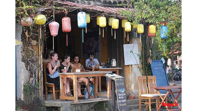 Un grand nombre de touristes internationaux visitent Hôi An