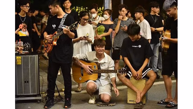 Les jeunes jouent de la musique dans la rue piétonne de l'ancienne citadelle de Son Tây. Photo: NDEL