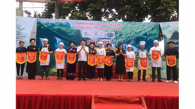 Cet événement a réuni 12 équipes de restaurants et d'hôtels de la province de Cao Bang. Photo : baocaobang.vn Cet événement a réuni 12 équipes de restaurants et d'hôtels de la province de Cao Bang. Photo : baocaobang.vn