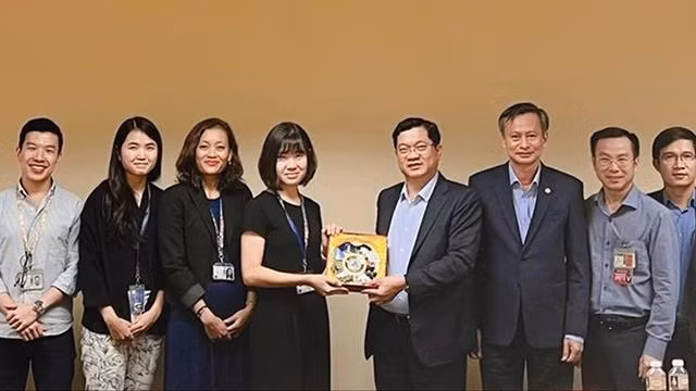 Une délégation de Dà Nang conduite par le vice-président Trân Phuoc Son travaille avec la Compagnies aériennes Singapour Airlines. Photo : cadn.com