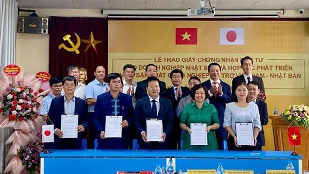 L'octroi de certificats d'investissement aux entreprises du parc industriel auxiliaire du sud de Hanoï. Photo : NDEL.