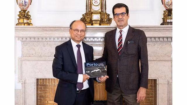 L'ambassadeur du Vietnam en France et au Portugal, Dinh Toàn Thang (à gauche) et le Maire de la Ville de Porto, Rui Moreira. Photo : thoidai.com.vn