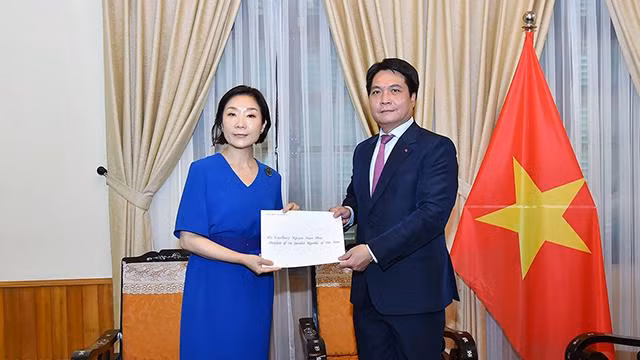 L'ambassadeur Nguyên Viêt Dung, directeur du Département du Protocole d’État (à droite) et la nouvelle ambassadrice de la République de Corée au Vietnam, Oh Youngju (à gauche). Photo: baoquocte.vn