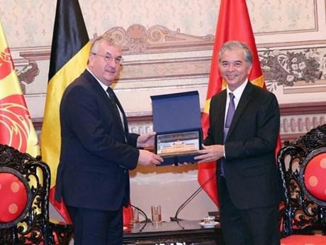 Le vice-président du Comité populaire municipal Ngô Minh Châu (droite) offre un souvenir au Ministre-Président de la Fédération Wallonie-Bruxelles Pierre-Yves Jeholet. Photo : VNA
