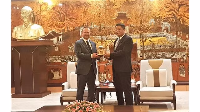 Le vice-président du Comité populaire de Hanoï, Nguyên Manh Quyên (à droite) et Robert Bradley, vice-président principal de la chaîne de télévision CNN (à gauche). Photo : kinhtedothi.vn