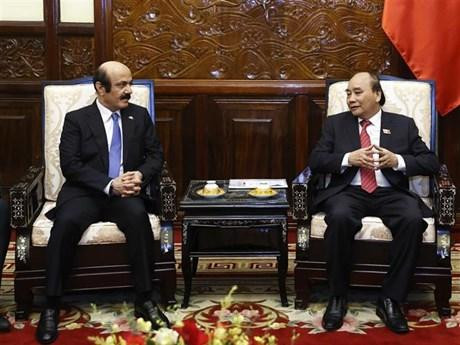 Le Président vietnamien, Nguyên Xuân Phuc (à droite), et l’ambassadeur Mohamed Ismail Al-Emadi. Photo : VNA.