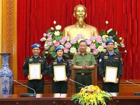 Le ministre de la Sécurité publique, To Lam (deuxième à partir de la droite), et trois officiers envoyés au Soudan du Sud. Photo : VNA.