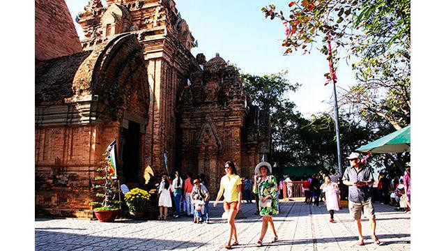 La tour Ponagar a été construite par l’ethnie Cham entre le VIIIe et le XIIIe siècle, pour vénérer la déesse Ponagar, la mère du pays cham. Photo : dulich.petrotimes.vn