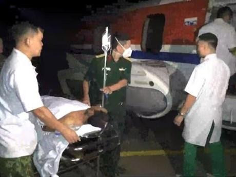Le patient transporté sur le continent en toute sécurité le 2 octobre. Photo: VNA