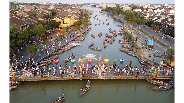 Hôi An a toujours attiré de nombreux touristes. C'est un signal positif pour la ville au bord de la rivière Hoài. Photo : Journal Tôquôc. Hôi An a toujours attiré de nombreux touristes. C'est un signal positif pour la ville au bord de la rivière Hoài. Photo : Journal Tôquôc.