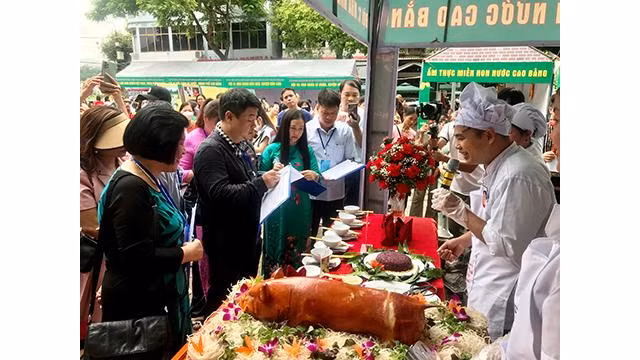 Les équipes ont apporté au concours de nombreux produits culinaires uniques tels que le porc rôti, la viande de porc fermenté, le « pho chua » (soupe de nouille à la sauce aigre-douce), le « banh cuôn » (raviolis), le « côm » (jeune riz gluant), les plats à la châtaigne... Photo: baocaobang.vn