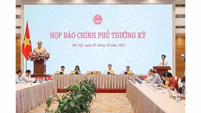 Le ministre, président du bureau du gouvernement, Trân Van Son, prend la parole lors de la conférence de presse. Photo: haiquanonline.com.vn