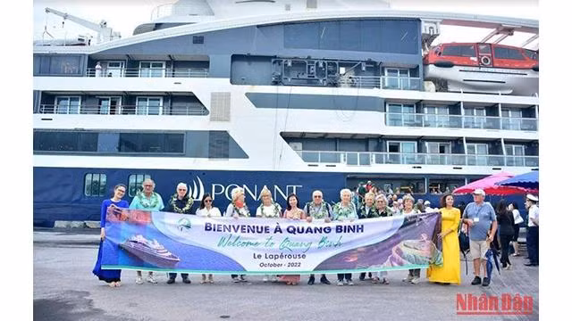 Quang Binh accueille pour la première fois un navire de croisière de luxe international. Photo: NDEL