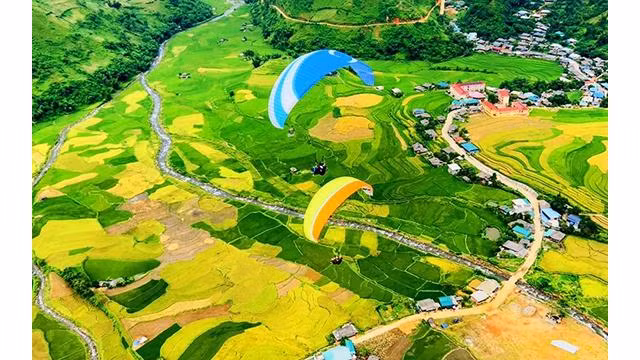 Les touristes participent au parapente sur les rizières en terrasses de Mù Cang Chai. Photo : NDEL.