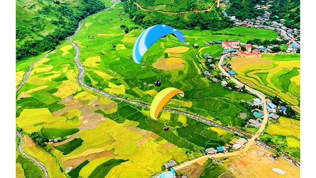 Les touristes participent au parapente sur les rizières en terrasses de Mù Cang Chai. Photo : NDEL.
