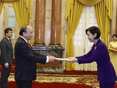 Le Président Nguyên Xuân Phuc (droite) et l’ambassadeur du Salvador au Vietnam Ruben Omar Orozco Burgos. Photo : VNA
