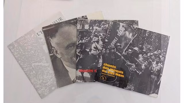 Le disque présentant des chansons révolutionnaires sélectionnées par la journaliste française Madeleine Riffaud et introduites au programme « Chansons du monde ». Photo : Musée Hô. Chi Minh.