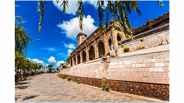 L'église a un large dôme, des portes en forme de rose dans le style architectural gothique typique au cœur de la ville. Photo : dulich.petrotimes.vn