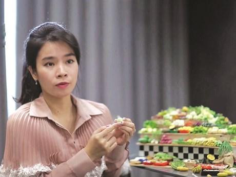 Nhu Quynh, créatrice de produits miniatures fabriqués à partir d’argile.Photo : TT/CVN.