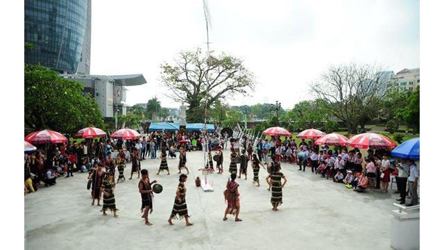 Dà Nang renforce le soutien à la recherche, à la collecte, à la documentation et à la communication sur les valeurs culturelles traditionnelles de l'ethnie Co Tu. Photo : NDEL.