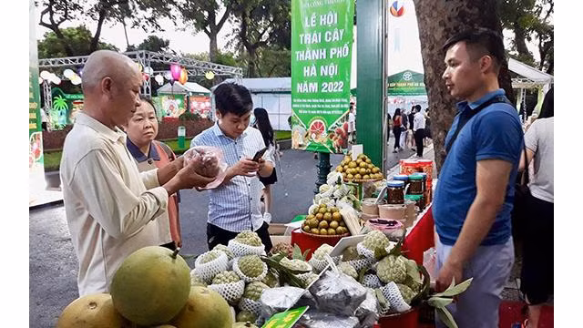 Les habitants de la capitale au Festival des fruits de Hanoï en 2022. Photo: NDEL Les habitants de la capitale au Festival des fruits de Hanoï en 2022. Photo: NDEL