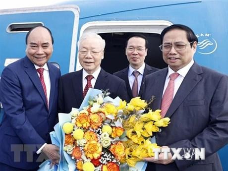 Le Secrétaire général du Parti communiste du Vietnam Nguyen Phu Trong (2e à gauche) avant leur départ pour le Chine. Photo: VNA