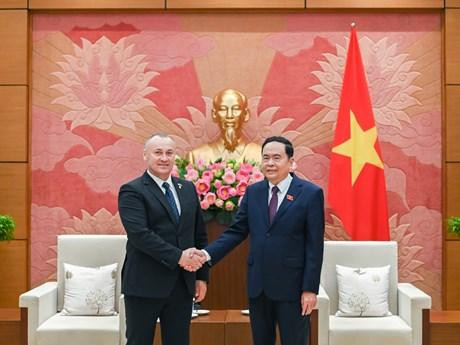 Le vice-président permanent de l'Assemblée nationale (AN), Tran Thanh Man (droite), et le président du groupe parlementaire d'amitié Roumanie – Vietnam Eugen Neata. Photo: VNA