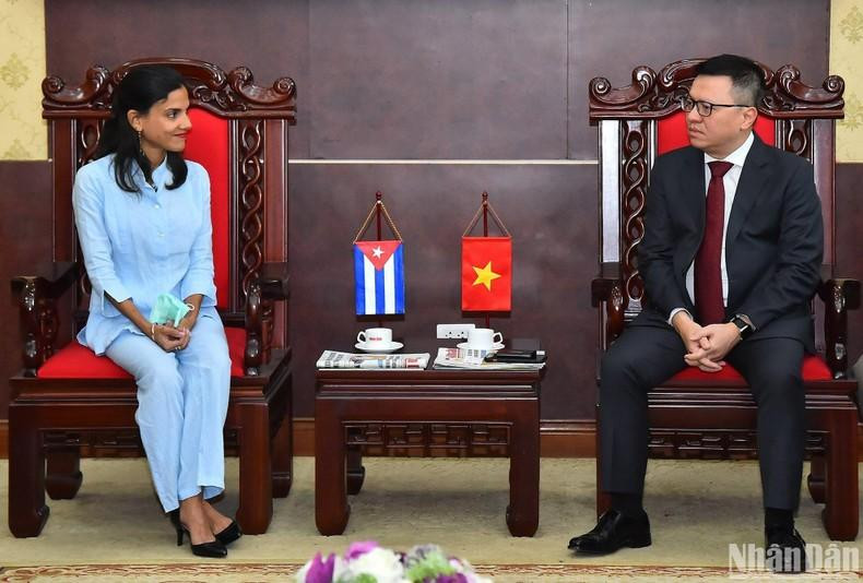 Le rédacteur en chef du Journal Nhân Dân (Peuple), Lê Quôc Minh (à droite), et la rédactrice en chef adjointe du quotidien Granma de Cuba, Arlin Alberty Loforte. Photo: NDEL