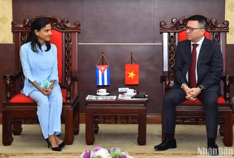 Le rédacteur en chef du Journal Nhân Dân (Peuple), Lê Quôc Minh (à droite), et la rédactrice en chef adjointe du quotidien Granma de Cuba, Arlin Alberty Loforte. Photo: NDEL