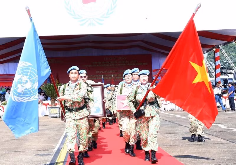 Cérémonie marquant le départ de l'hôpital de campagne de niveau 2 N°6 et de l'équipe du génie N°3 pour leur mission de maintien de la paix de l'ONU au Soudan du Sud et à Abyei. Photo : VNA.