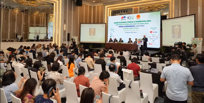 Lors de la conférence de presse sur Forum et Exposition sur l’Économie verte ayant pour thème « Construire un avenir vert ». Photo: NDEL