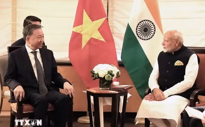 Le secrétaire général du Parti communiste du Vietnam (PCV) et président vietnamien, Tô Lâm (à gauche), rencontre à New York le Premier ministre indien Narendra Modi. Photo : VNA.