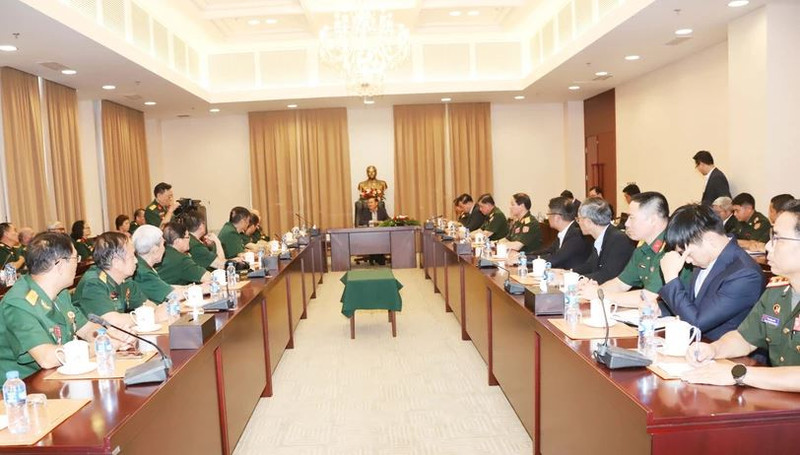 Le secrétaire général du Comité central du Parti populaire révolutionnaire lao (PPRL) et président lao, Thongloun Sisoulith, reçoit la délégation vietnamienne. Photo : VNA.