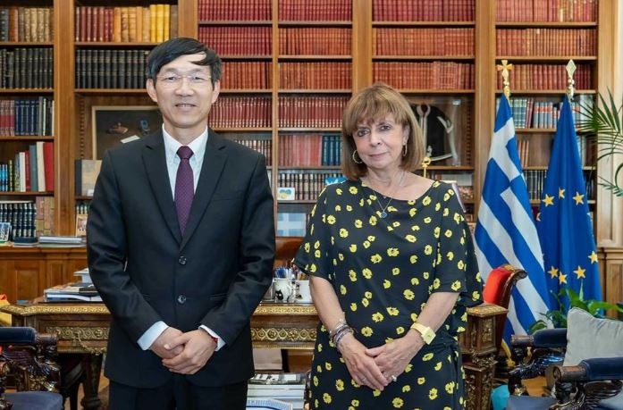L'ambassadeur vietnamien en Grèce, Le Hong Truong (à gauche), et la présidente grecque Katerina Sakellaropoulou. Photo: baoquocte