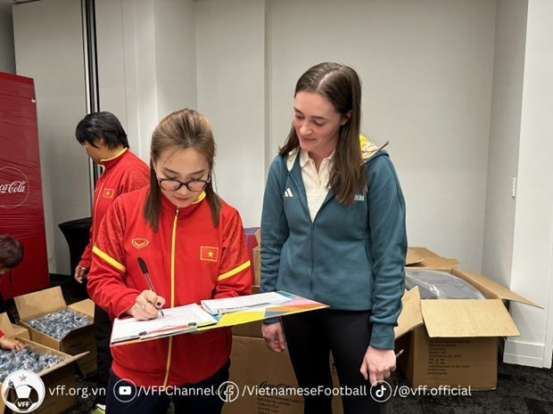 La FIFA fournit des équipements à l’équipe féminine vietnamienne de football. Photo: VFF.