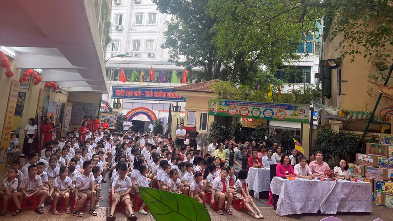 Cet évènement attire la participation de près de 300 élèves, parents, enseignants et représentants de l'école primaire Tran Nhat Duat. Photo : Mai Khanh/NDEL