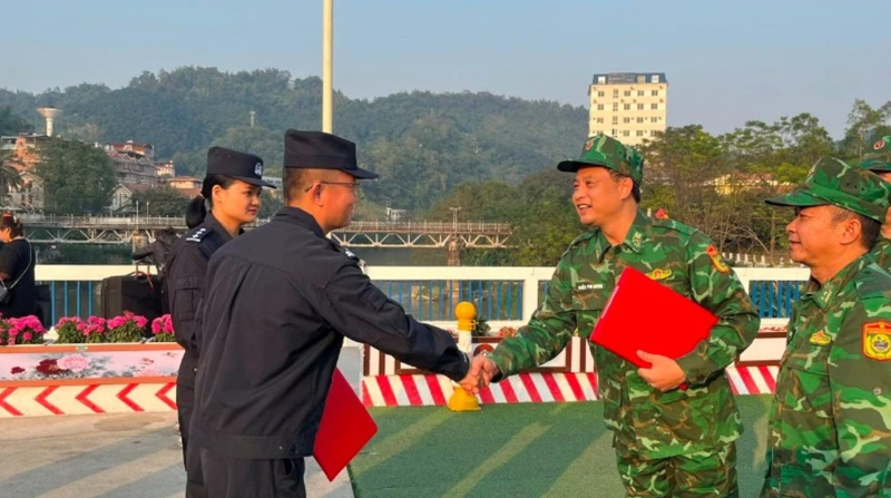 Le commandement des gardes-frontières de la province de Lao Cai et l'équipe de gestion des frontières de Hong Ha, station de contrôle des frontières de l'immigration de Hekou (Chine) organisent une patrouille conjointe. Photo : NDEL